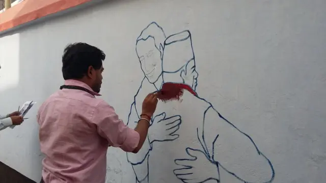 নজরুল মেলার জন্য চুরুলিয়ার দেওয়ালে চলছে ছবি আঁকা।