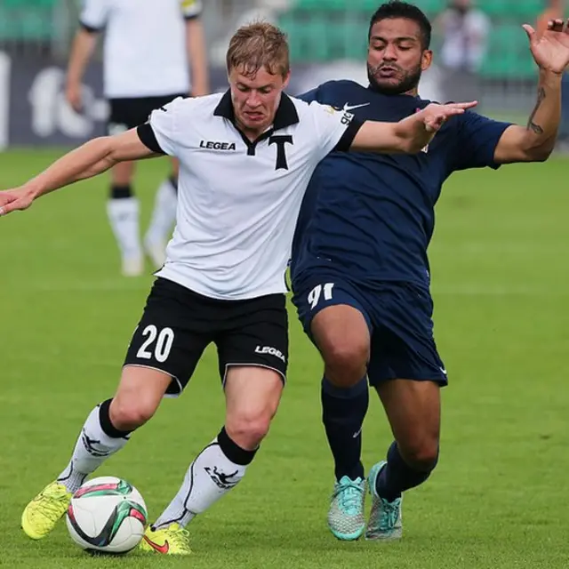 Acción de juego del Torpedo de Moscú en 2015 contra el FC Mordovia Saransk.
