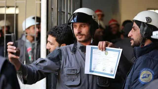 کلاه سفیدها بعد از شرکت در کلاسهای آموزشی و گرفتن مدرک امداد و نجات