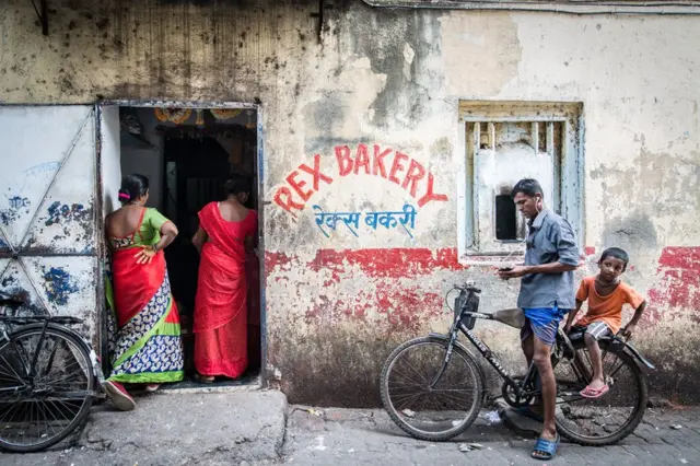 Жінки, що стоять в черзі