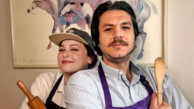 O casal turco Yonca Cubuk e Emre Uzundag, que toca um negócio profissional na cozinha da própria casa