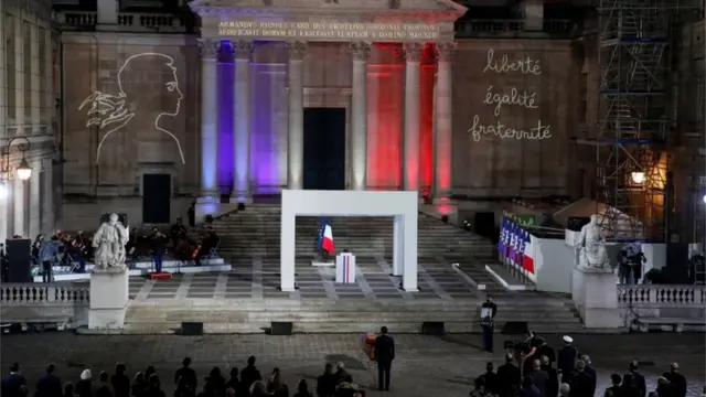 Fransa Cumhurbaşkanı Emmanuel Macron, Sorbonne Üniversitesi'nde düzenlenen devlet töreninde Samuel Paty'ye saygılarını sunuyor