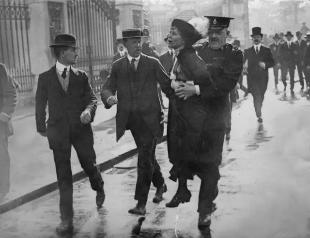 Emmeline Pankhurst, arrestada durante una marcha en Londres en 1914