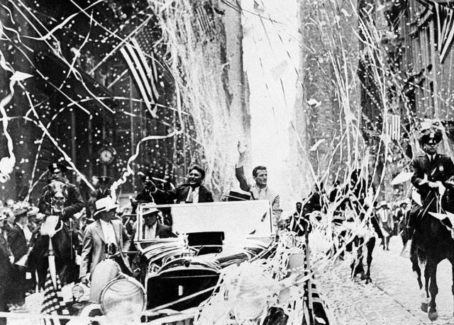 Wiley Post e Harold Gatty festejados por ter dado a volta ao redor do mundobet your way8 dias