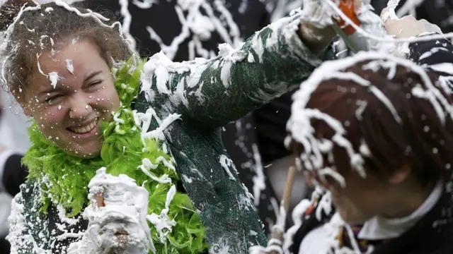 ફીણની હોળીની મસ્તી