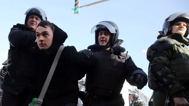 ОМОН задерживает митингующего