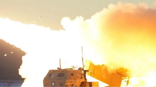 بطارية صواريخ هيمارس