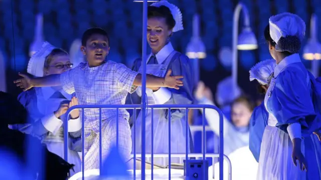 Мальчик и медсестры на октрытии Олимпиады в Лондоне