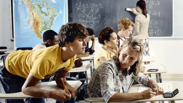 Joven copiando en una prueba.