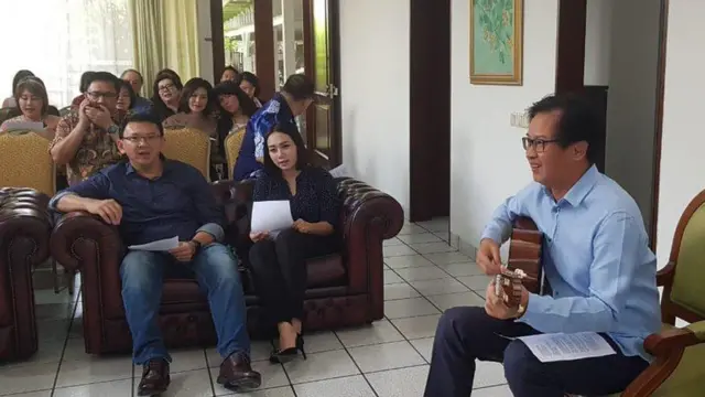 Mantan Gubernur DKI Jakarta Basuki Tjahaja Purnama alias Ahok (kiri) bersama keluarga dan kerabatnya mengikuti kebaktian ucapan syukur di Jakarta, Kamis (24/1/2019).