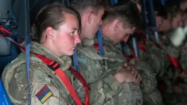 காபூலில் இருந்து வெளியேறும் துருப்புகள்