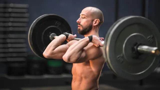 Hombre haciendo pesas
