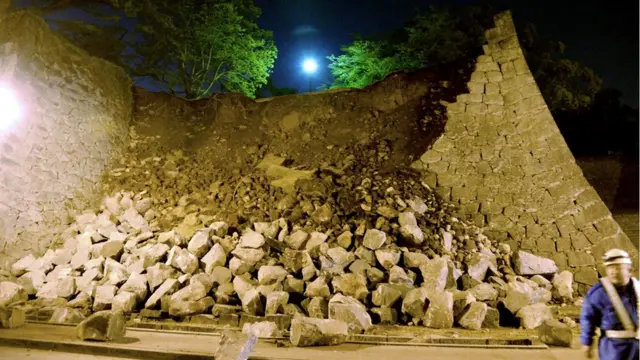 熊本城の石垣も一部が崩れた（14日）