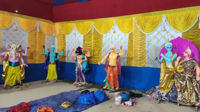 तिहारको लक्ष्मी पूजाको अवसरमा सप्तरीको राजविराज नगरपालिका वडा नं ३ स्थित काली मन्दिर परिसरमा निर्माण गरिएको कलातमक मूर्ति ।