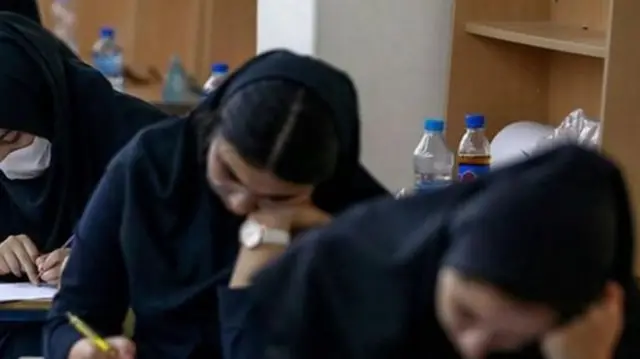 وزیر بهداشت ایران گفته است "تقاضای ما این است که کنکور کارشناسی ارشد به دلیل نیاز نظام سلامت به رزیدنت و نیروهای بهداشتی و درمانی جوان حتما برگزار شود"