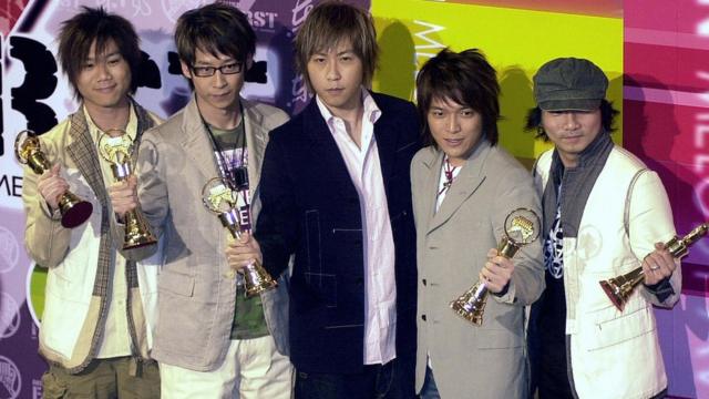 2004年五月天拿下金曲獎"最佳樂團獎"。