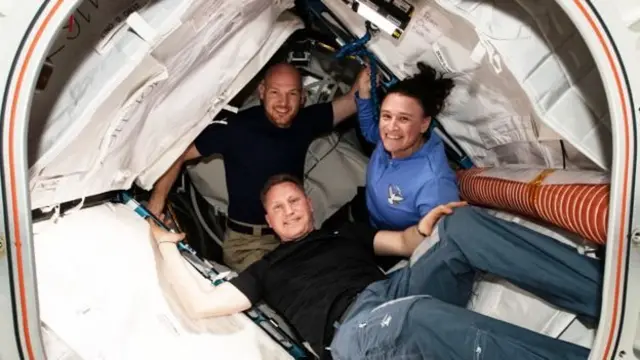 Alexander Gerst, Sergei Prokopyev e Serena Auñón-Chancellor na Estação Espacial Internacional