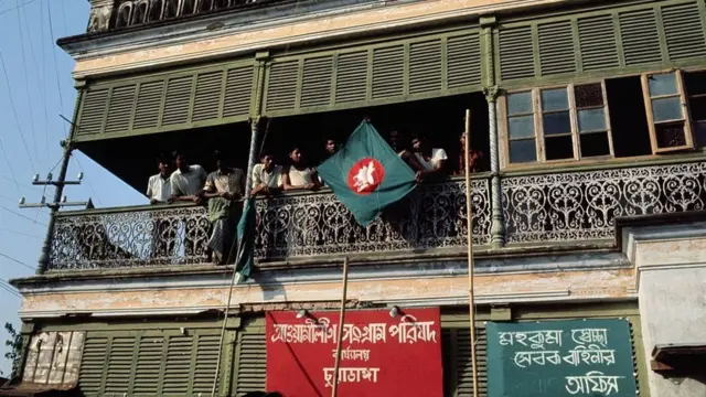 बांगलादेशचा झेंडा घेतलेले शेख मुजीबुर्रहमान यांचे समर्थक