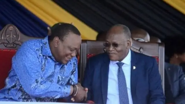 Uhuru Kenyatta (i bubamfu) na John Magufuli (i buryo)