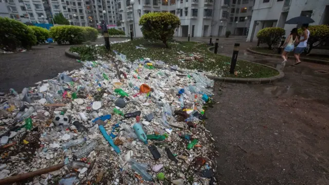 Basura en calles de Hong Kong