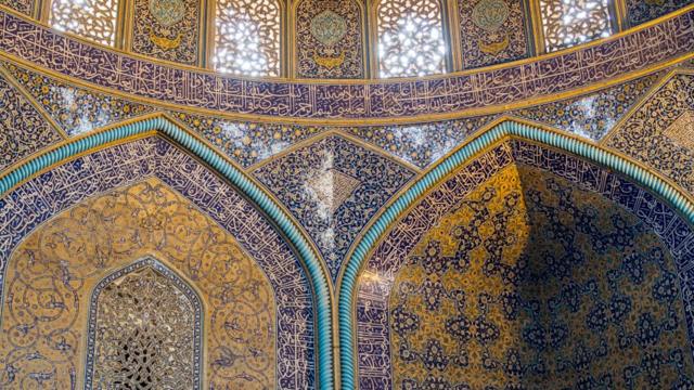 Interior de la Mezquita de Viernes de Isfahán.