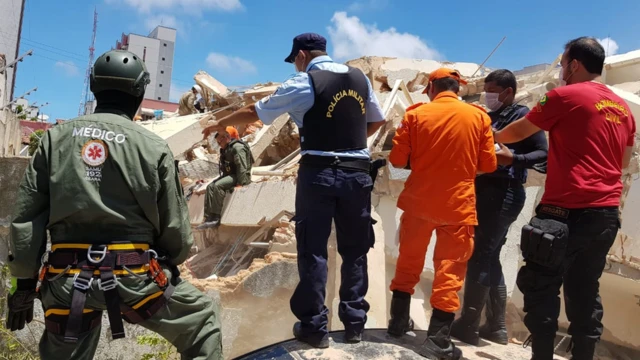 Bombeiros trabalhando em desabamento em Fortaleza