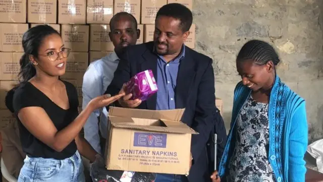 ቤት-ትምህርቲ መርሃ እውራን መቐለ፡ ነቲ ብወይዘሪት መዓዛ ግደይን (ፀጋም) ካልኦትን ዝተኣከበ መናፅኢ ሓላፊ ቢሮ ጥዕና ክልል ትግራይ ዶክተር ሓጎስ ጎዲፋይ (ማእኸል) እንተረክቡ፤ ማሾ ኪዳነማርያም (ኣብ ድሕሪ ዶክተር ሓጎስ ጎዲፋይ)፡ልበ-ብርሃን ተምሃሪት (የማን)