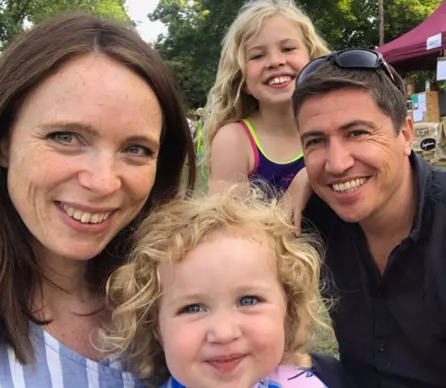 Ijan sa suprugom i ćerkama