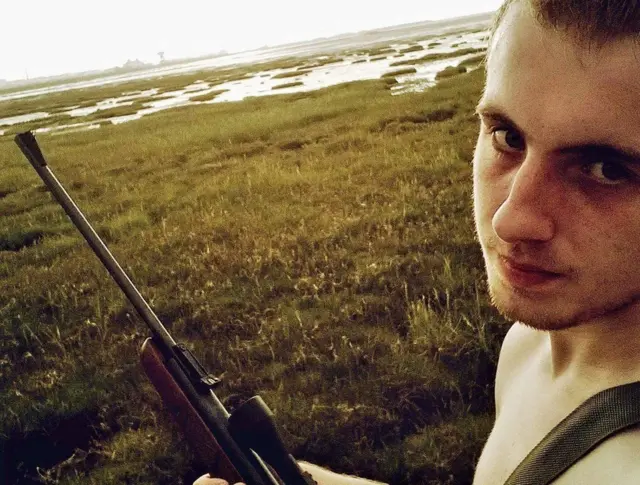 Yigit sikini chiqardi va dugonasi uni sordi. Ananas xushboy jinsiy olatni