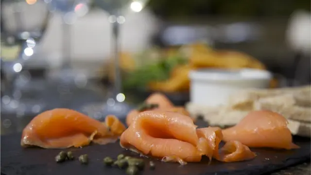 Копченый лосось с каперсами.