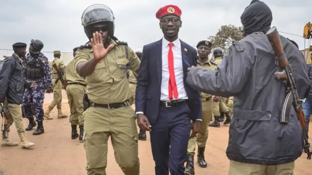 Bobi Wine afatwa n'abajejwe umutekano mu gihe co kwiyamamaza