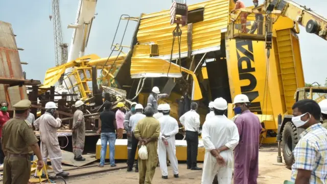 కూలిన క్రేన్