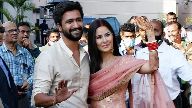 बॉलीवुड अभिनेता विकी कौशल और उनकी पत्नी अभिनेत्री कैटरीना कैफ़