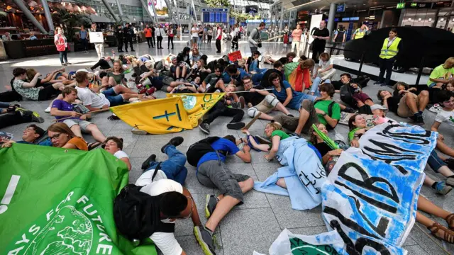 Акция протеста в аэропорту Дюссельдорфа