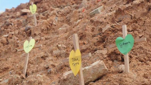 Protesto por mortes em loteamento traz cruzes com corações inscritos com nomes de idosos que morreram