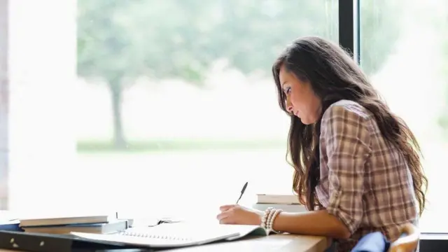 ભણતી છોકરીની પ્રતીકાત્મક તસવીર