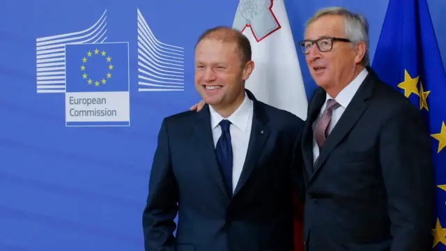 Joseph Muscat junto al presidente de la Comisión Europea Jean Claude Juncker