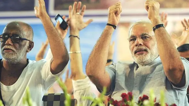 મોરારિબાપુ અને નરેન્દ્ર મોદી