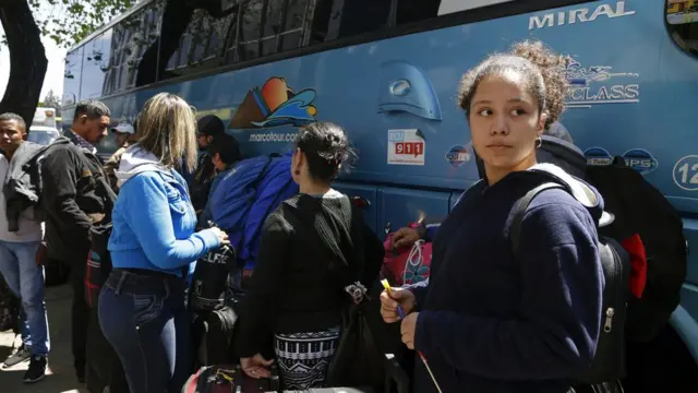 Migrantes venezolanos en Ecuador, regresando en autobús a su país.