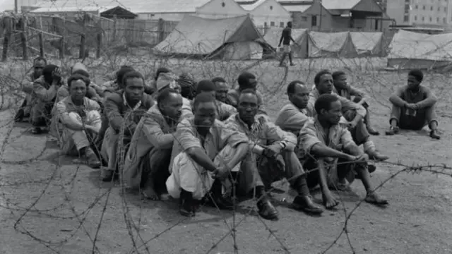 مقاتلون مشتبه بأنهم من جماعة ماو ماو أثناء احتجازهم في معسكر