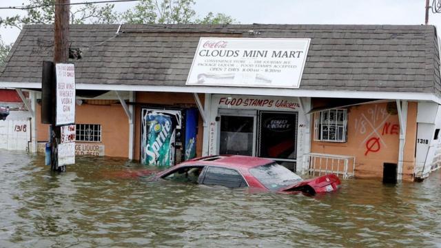 2005年卡特里娜飓风（Hurricane Katrina）期间，新奥尔良周围50座防洪堤和防洪墙倒塌，三周后，它的防洪堤再次被丽塔飓风（Hurricane Rita）冲毁