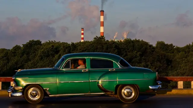 Un vehículo viejo circula por una carretera en Cuba.