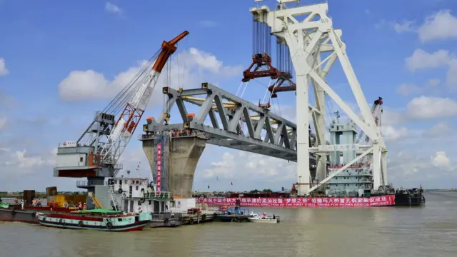 বড় অবকাঠামো প্রকল্প বাস্তবায়নে ছিল ধীর গতি।