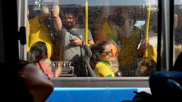 Ônibus lotato a caminho do Parque Olímpico durante as Olimpíadas no Rio