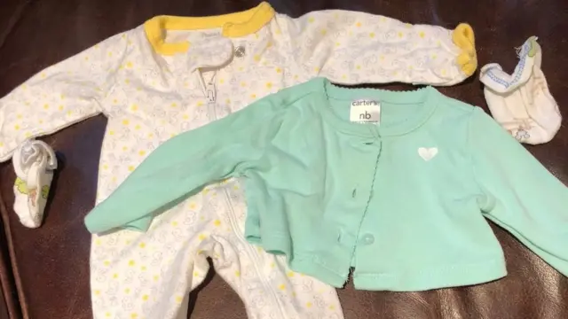 সিনেটর ট্যামি ডাকওয়ার্থ সিনেটে ভোটে অংশ নিতে পারবেন কিনা, তা নিয়ে উদ্বেগ তুলে ধরে তাঁর শিশু কন্যার কাপড়ের ছবিও প্রকাশ করেছিলেন।