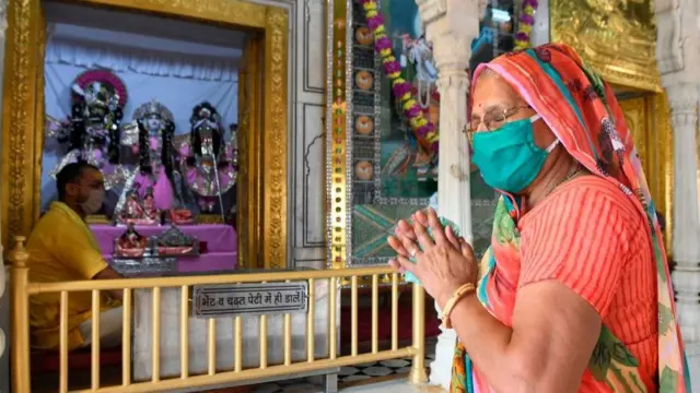 অমৃতসরের দুর্গিয়ানা মন্দিরে আজ থেকে আবার শুরু হয়েছে ভক্তসমাগম