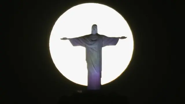 Cristo Redentor, com lua atrás