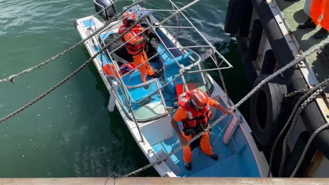 阮姓男子独自驾驶一艘舷外机快艇直闯台湾淡水河口。