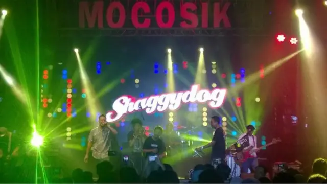 NDX saat manggung bersama Shaggydog di Yogyakarta.