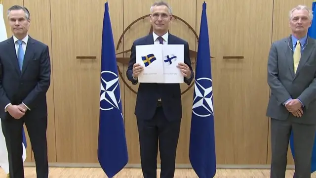 Le secrétaire général de l'OTAN, Jens Stoltenberg, avec les candidatures de la Suède et de la Finlande à l'OTAN.